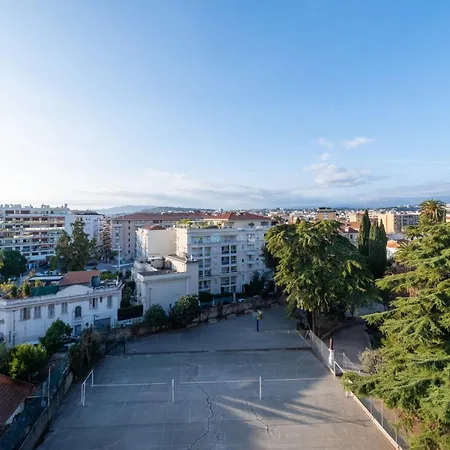 דירה 1-br With Terrace Near Centre