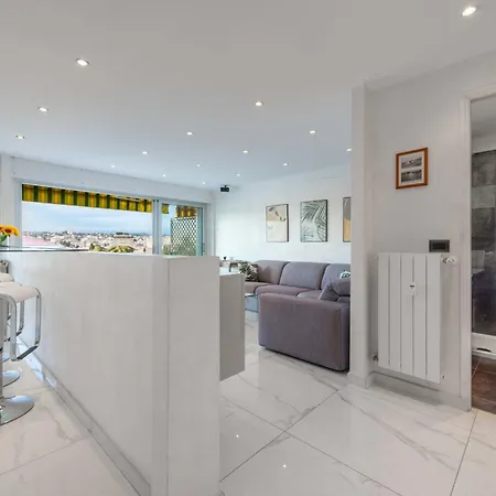 דירה 1-br With Terrace Near Centre