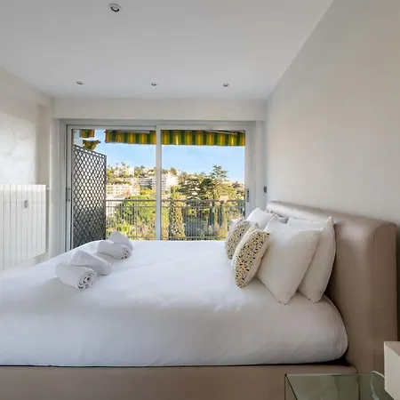 דירה 1-br With Terrace Near Centre